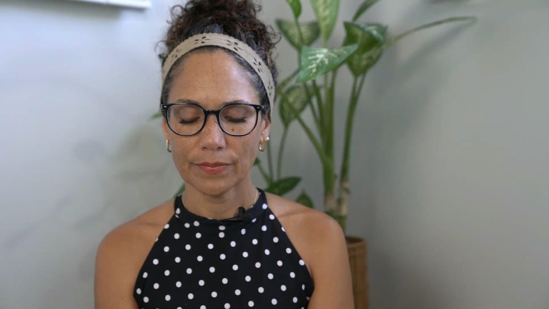 Ompractice teacher yely rivas sitting to meditate